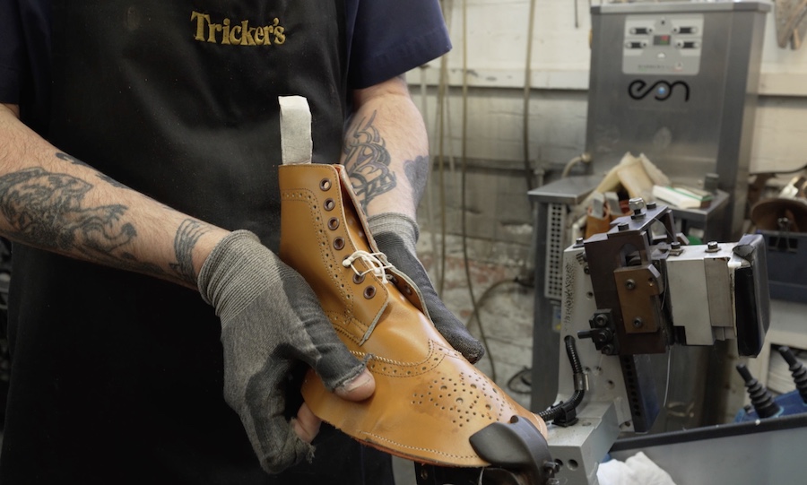 tricker's shoes machine lasting