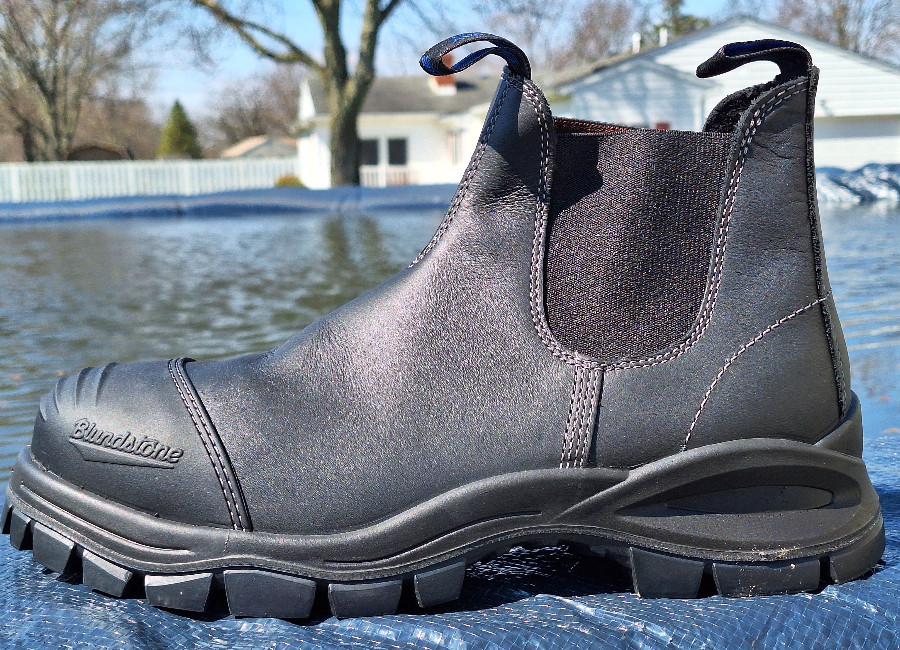 A new Blundstone 990 safety toe work boot outside