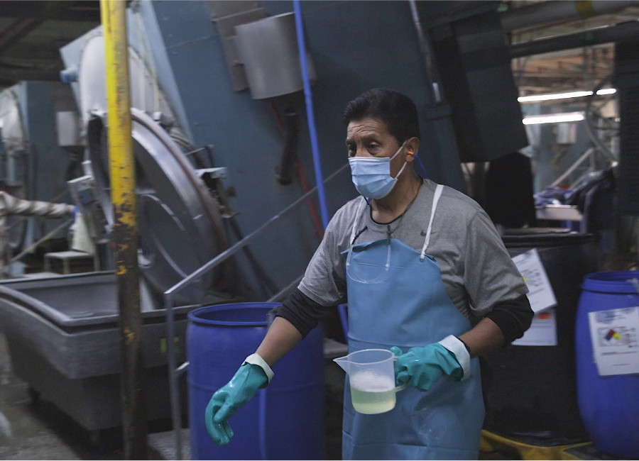Adding dispersants and lubricant to denim